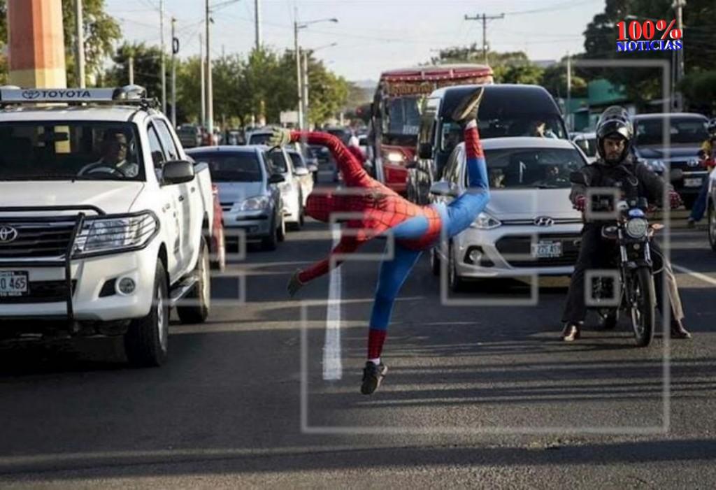 El joven disfrazado de Hombre Araña haciendo Malabares en un semaforo/imagen tomada de EFE
