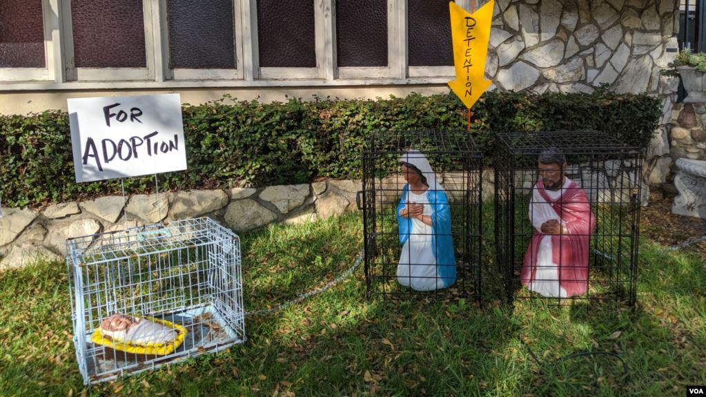 Polémica por imágenes religiosas en jaulas, como protesta a política de inmigración