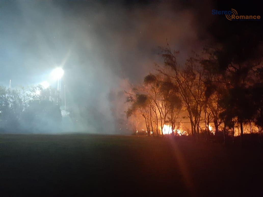 Incendio en predio baldío alrededor de la escuela de talentos de futbol amenazó las instalaciones deportivas en Diriamba
