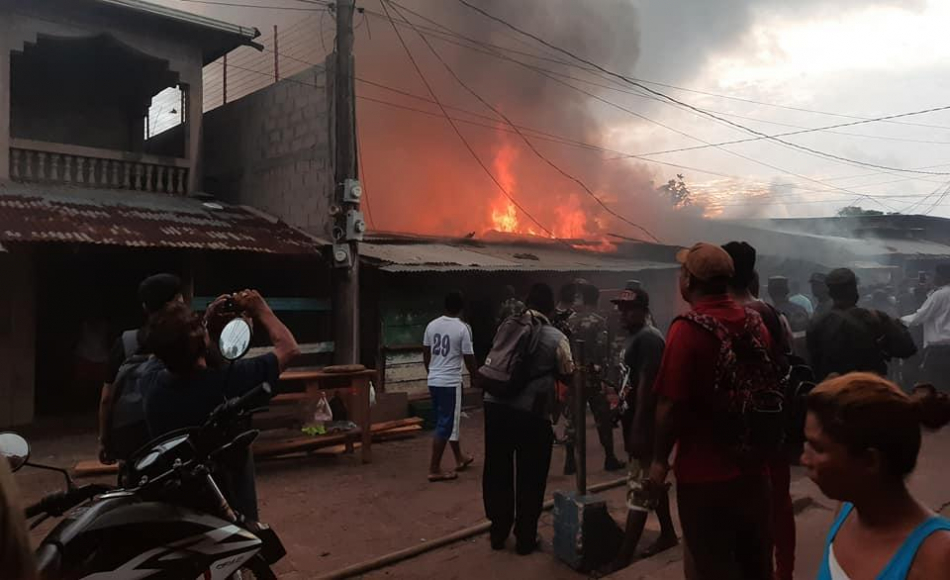 Voraz incendio deja 10 tramos reducidos a cenizas en mercado de Bilwi 