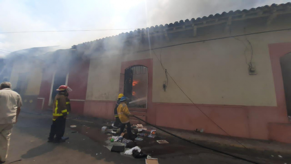 Voraz incendio deja al menos 8 viviendas reducidas a cenizas en Leon 