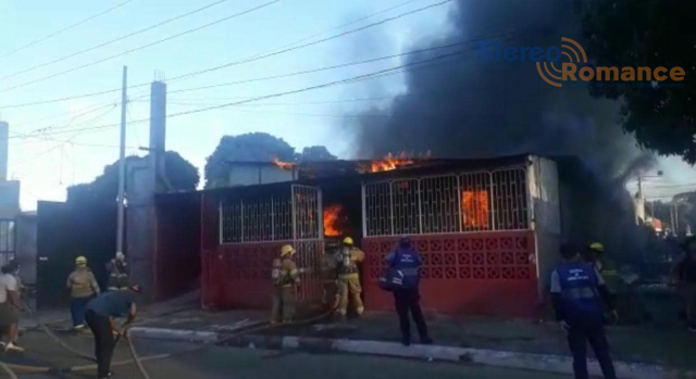 Incendio consumió 4 carros y 1 casa en Managua 