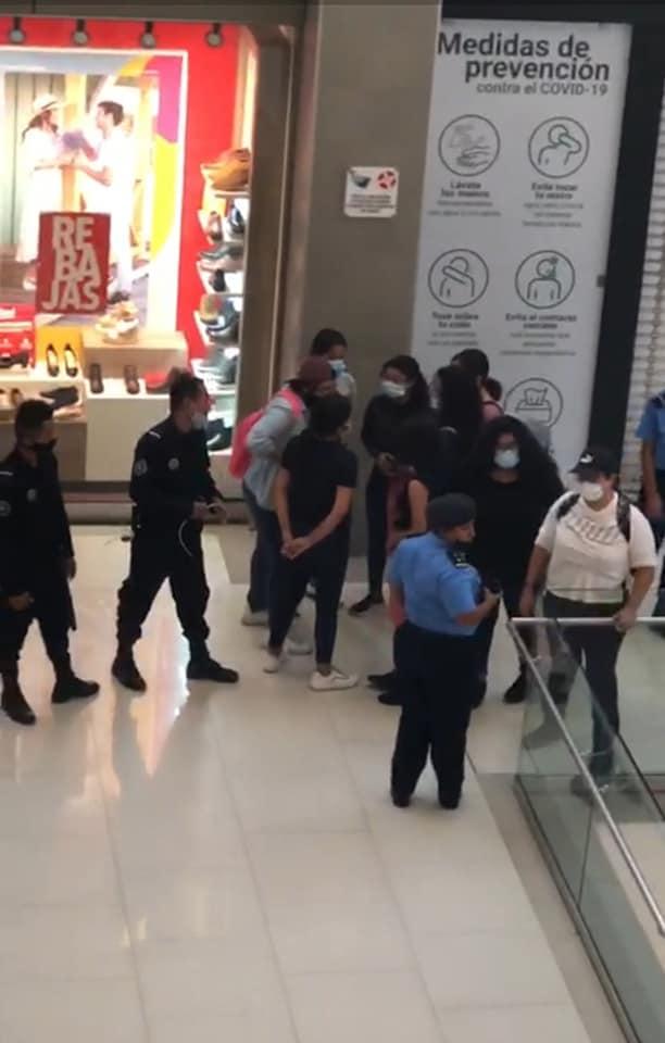Policía detiene a jóvenes que iban a protestar en Metrocentro