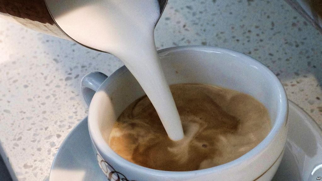 El juez de la Corte Superior Elihu Berle dijo el miércoles en una propuesta de decisión que las compañías de café deben colocar una advertencia en sus productos sobre una sustancia cancerígena que se genera durante el proceso de tostado. 