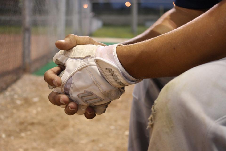 Un acuerdo entre la Federación Cubana de Béisbol y la Major League Baseball, firmado en diciembre 2018 permite a jugadores cubanos en la isla firmar legalmente para jugar en equipos estadounidenses sin tener que arriesgar la vida para llegar a EE.UU.