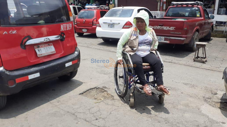 Personas con discapacidad luchan día a día para sobrevivir cuidando carros en el mercado municipal de Masaya