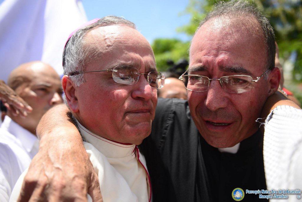 Sacerdote Edwin Roman junto a Monseñor Báez