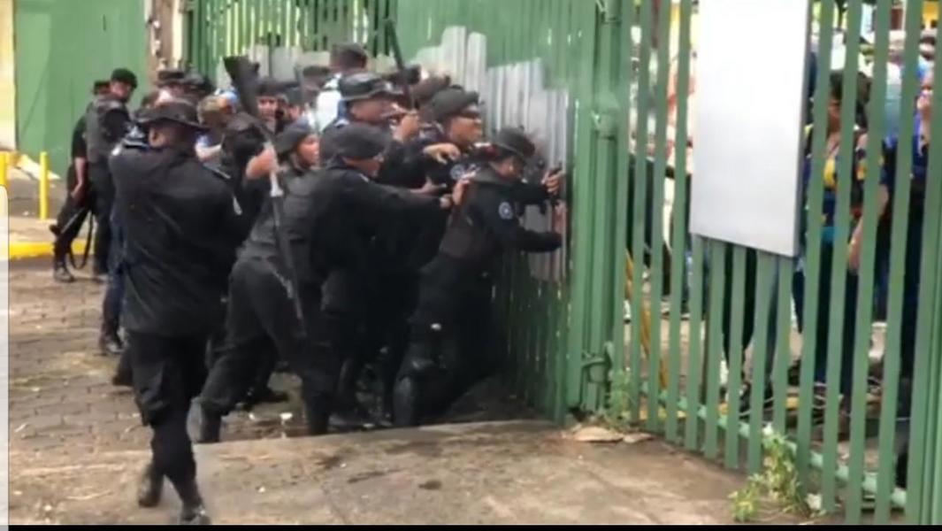 Piquete Express en la Uca, Policia con armas y estudiantes con agua