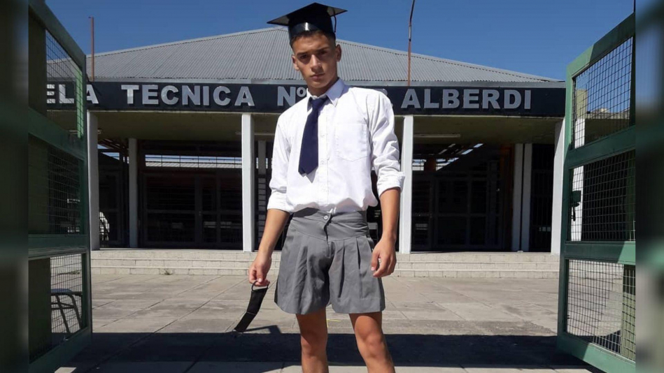 Luis Villafa utilizando falda el dia de su graduación