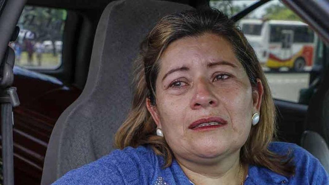 Madre de policia Faber  relata desde el exilio el sufrimiento que ha vivido/imagen tomada de Univisión