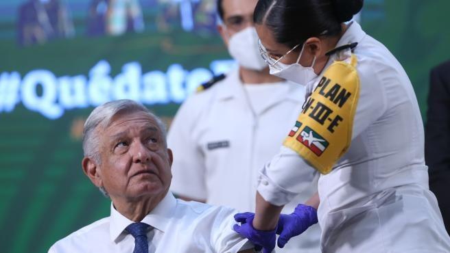 México: López Obredor se vacuna contra el Covid-19 durante conferencia de prensa