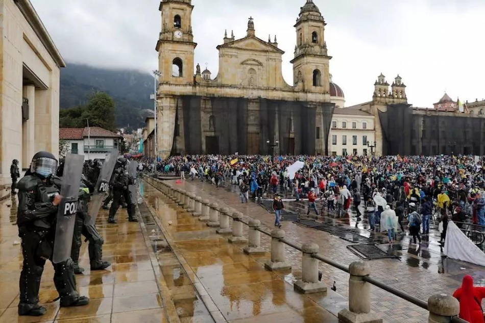 A pesar de la crisis sanitaria colombianos alzan la voz en protestas contra reforma tributaria