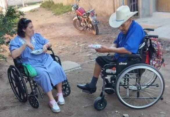 Ancianos expulsados de asilo por tener “relación amorosa” piden ayuda 