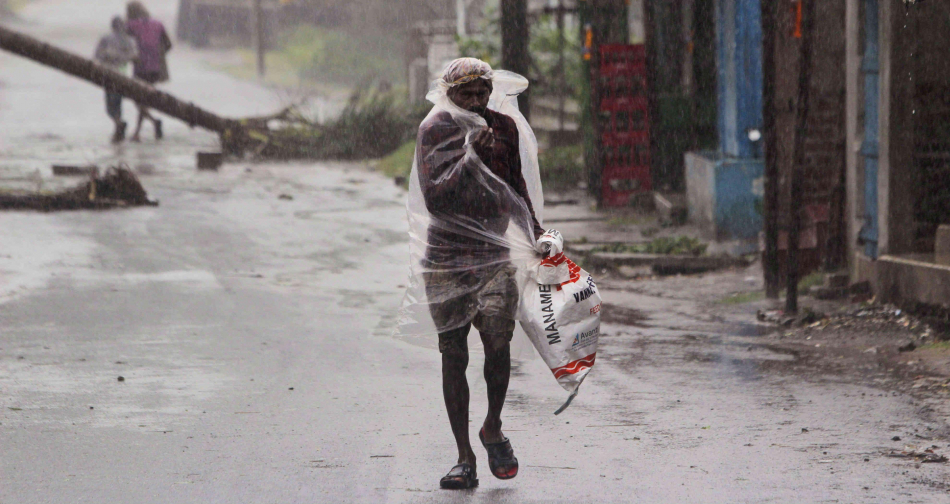 Potente ciclón azota a India, en pleno brote de Covid-19