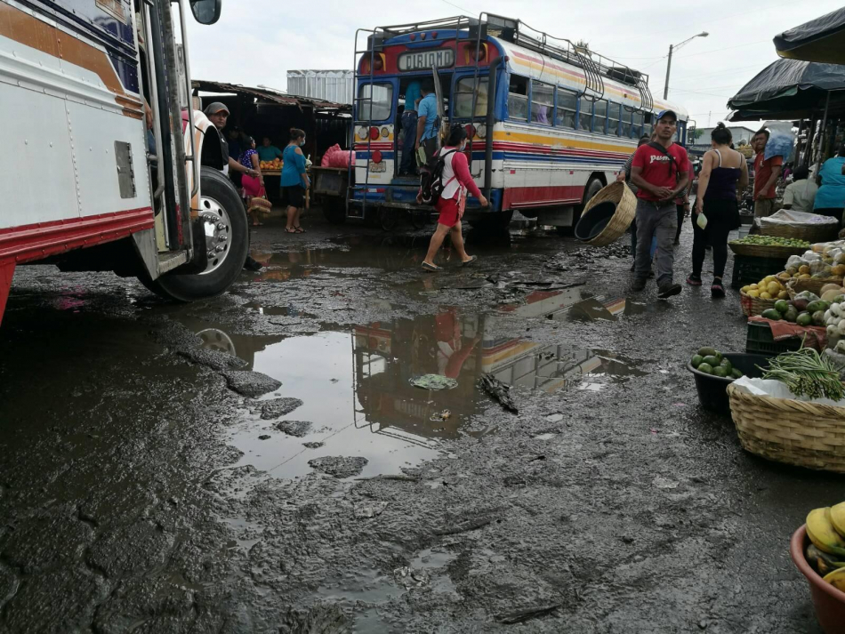 Masaya: lluvias causan más caos en terminal de buses del mercado municipal 
