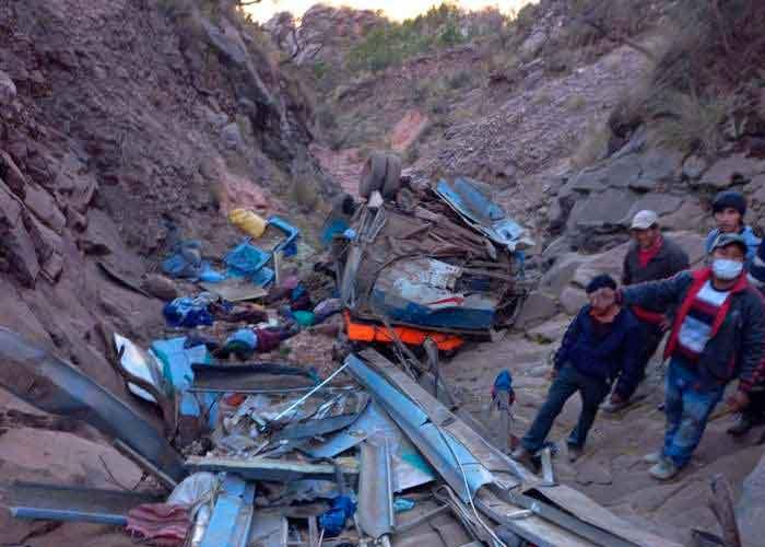 Accidente en Bolivia deja al menos 34 personas fallecidas