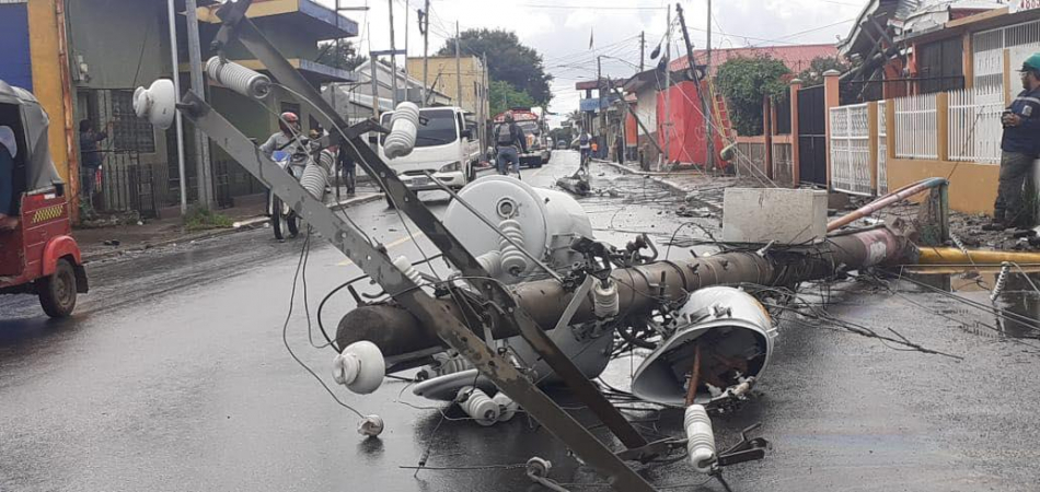 Jinotepe: conductor de camioneta deja varios postes del tendido eléctrico colapsados 