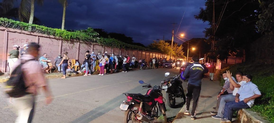 Jinotepe: mar de gente realiza fila desde hoy para vacunarse contra el Covid-19