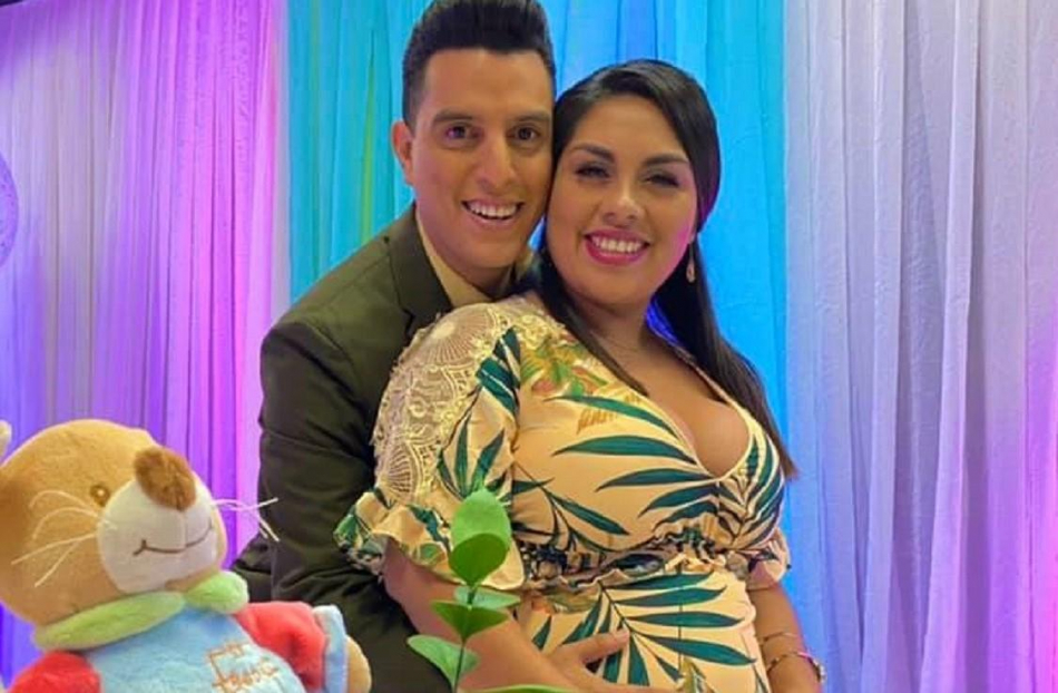 Osman Flores presentador de TV con su pareja