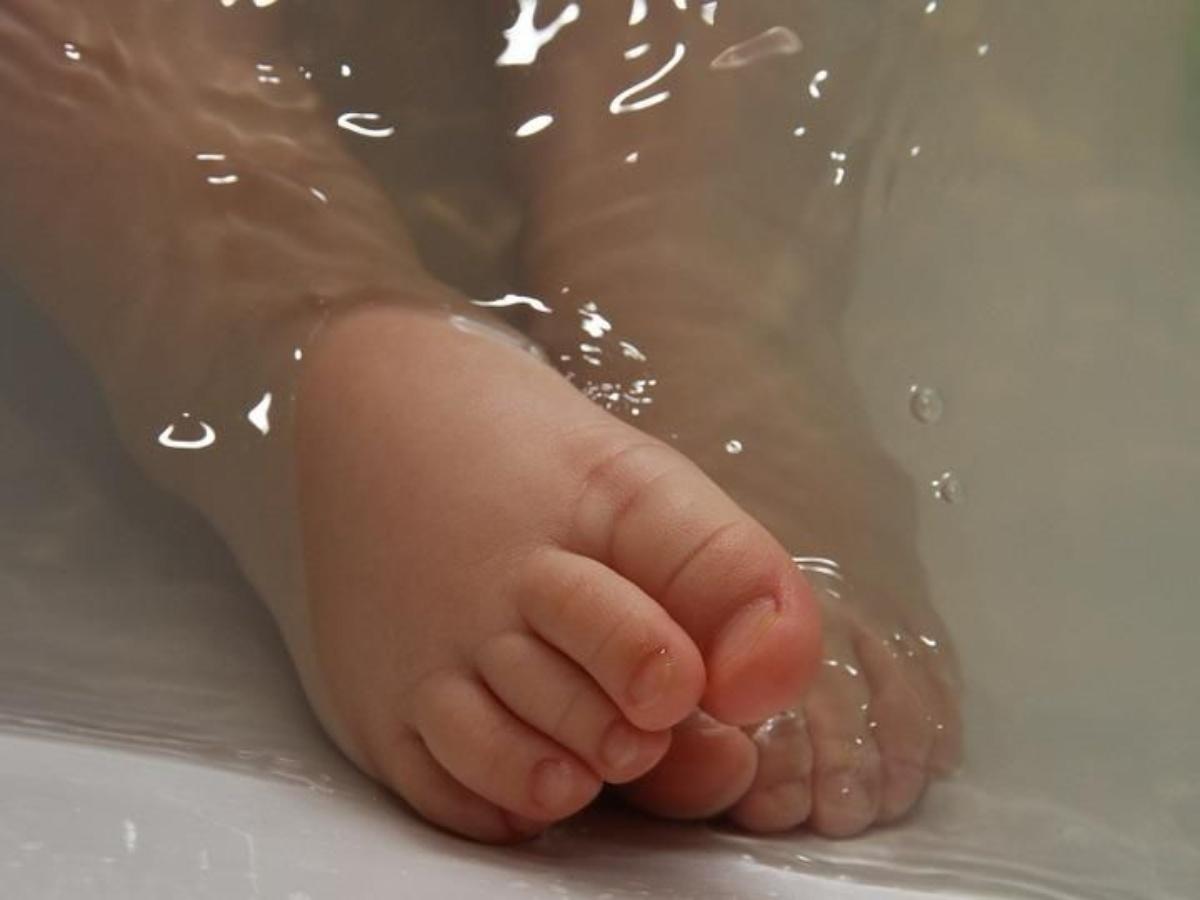Niño de 1 año muere ahogado al caer dentro de una tina llena de agua 