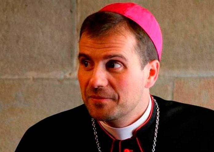 Sacerdote presenta su renuncia al papa Francisco para vivir con una escritora erótica