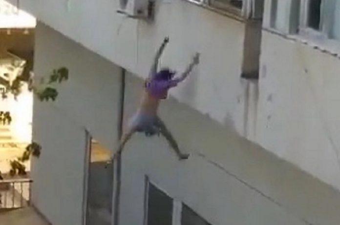 Joven se lanza desde un segundo piso para huir de hombres que la prostituían 