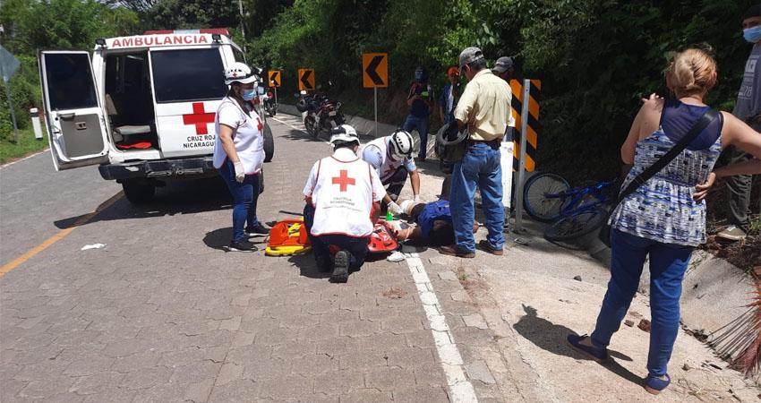 Mujer ciclista fallece tras impactar contra un poste de concreto