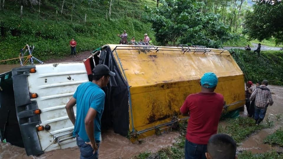 Río arrastra camión de pasajeros y mueren ahogados un niño y una mujer 