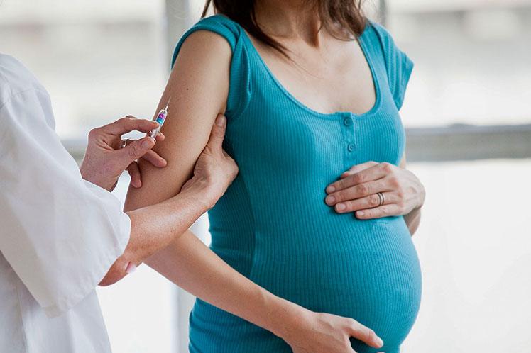 Embarazada recibiendo vacuna contra el Covid-19/imagen de referencia
