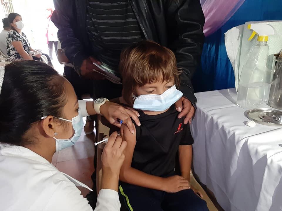 Niño recibiendo vacuna contra el Covid-19