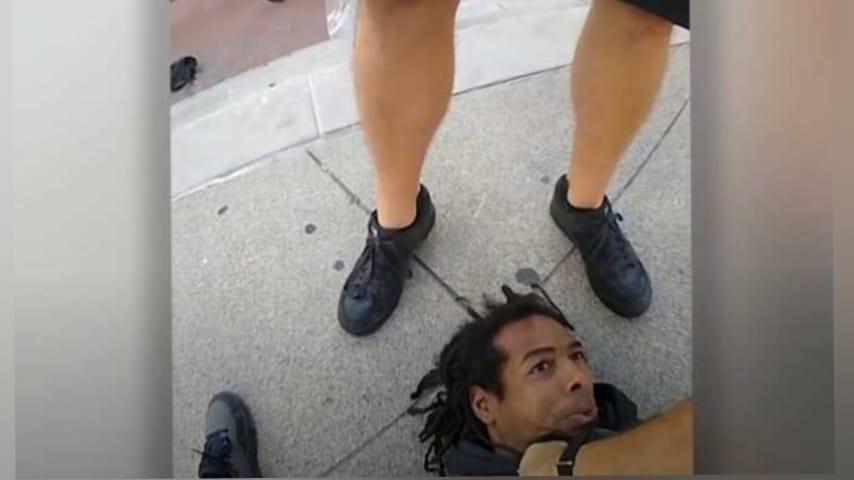 Policía  pisotea la cabeza de un afroamericano esposado
