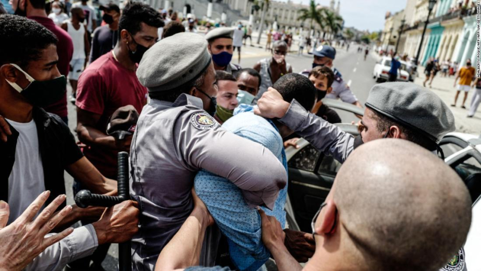 Cuba: arrestos, violencia policial y censura durante protesta 