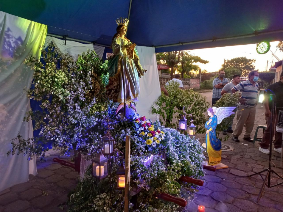 Embellecen altares de la virgen con flores silvestres de la temporada para rescatar la tradición religiosa. 