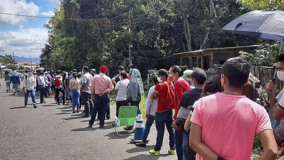 Nicas vacunándose contra el Covid-19 en Honduras