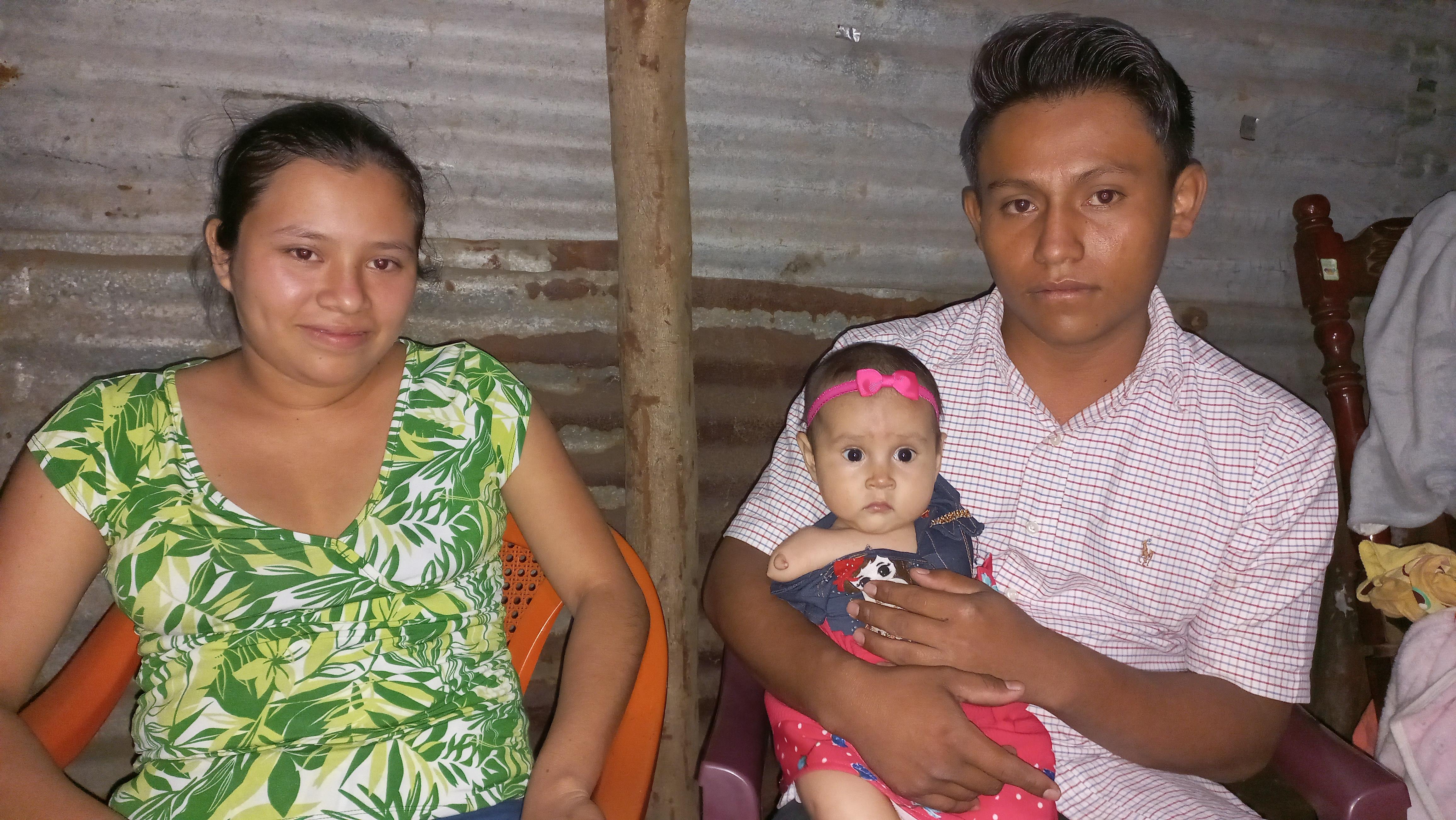 Génesis Milagros junto a sus jóvenes padres, habitan en la primera calle del barrio El Bagazal de la ciudad de Diriamba, Carazo.