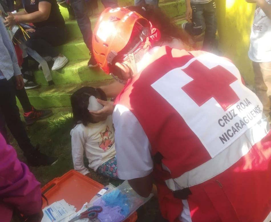 Personal de la Cruz roja atendió a la menor y después la traslado al Hospital Regional Santiago