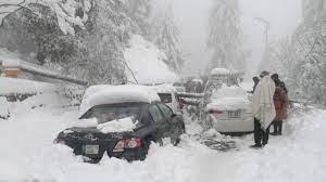 Al menos 20 personas mueren atrapadas en sus vehículos tras fuerte nevada en Pakistán 