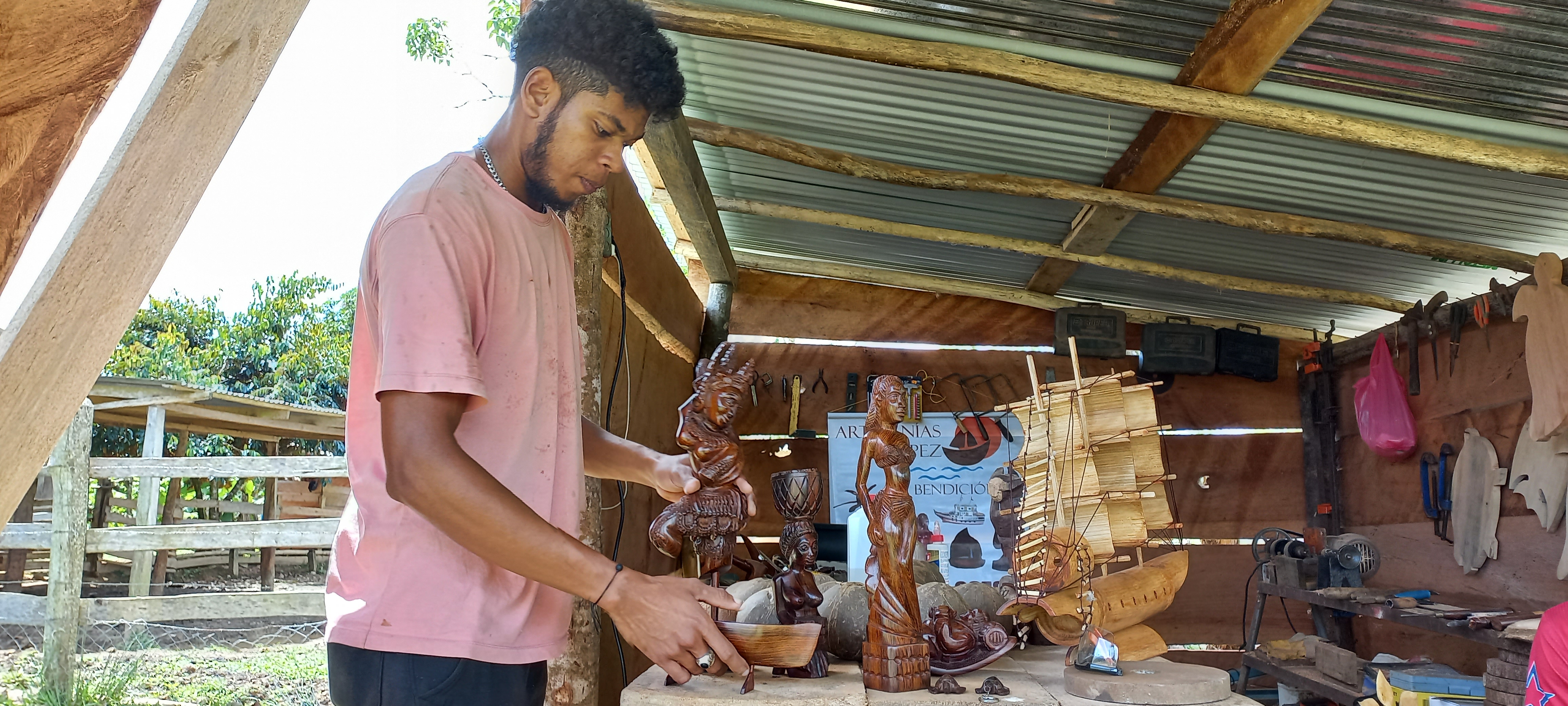 Los López, familia de artesanos que tallan la madera con talento y raíces caribeñas