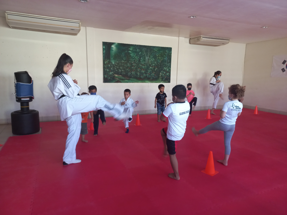 Violeta Vallecillo impartiendo clases de taekwondo, hoy lucha para que exista otra oportunidad de deporte en la ciudad de Diriamba, Carazo.