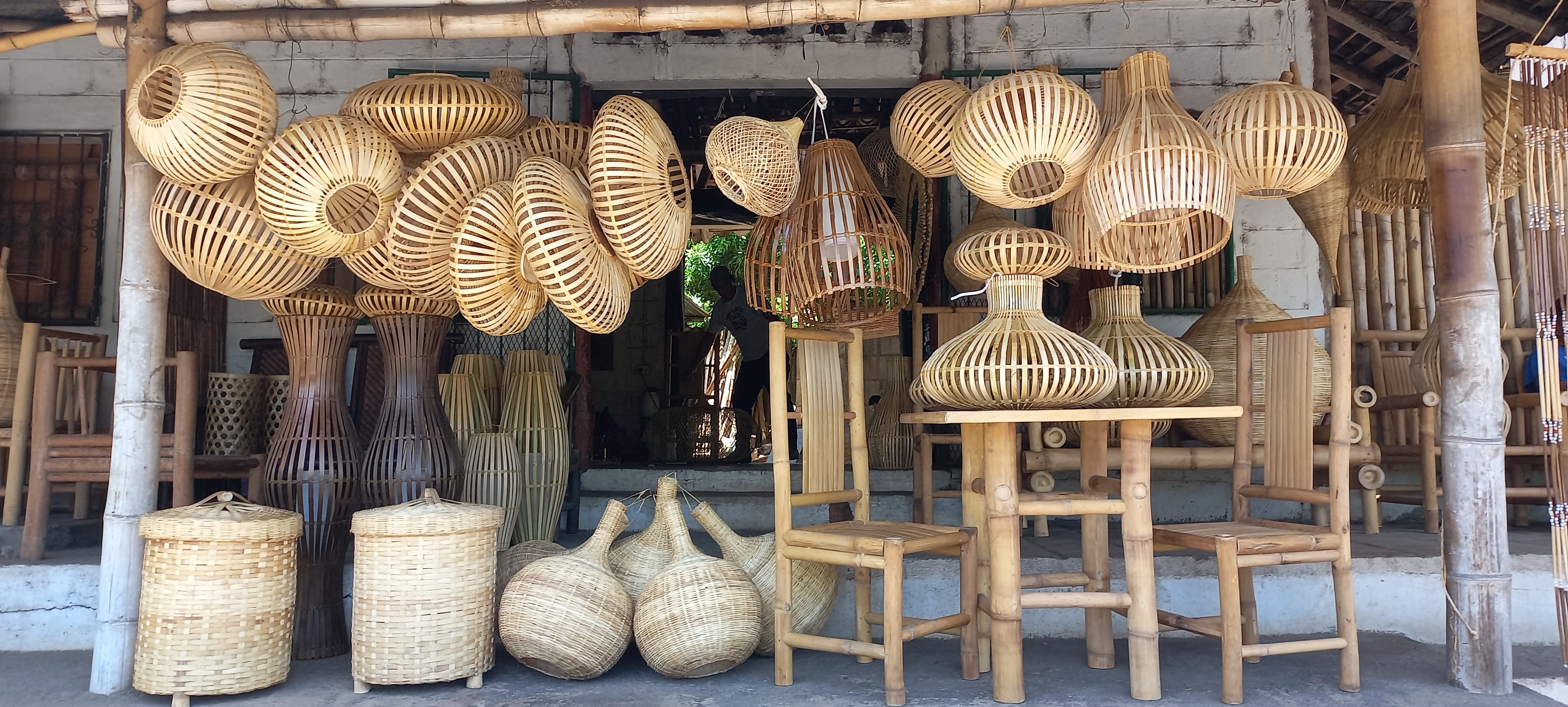 Wilmar Carballo, tiene su taller sobre la carretera Masaya a Catarina, aquí sobresalen los productos elaborados con bambú.