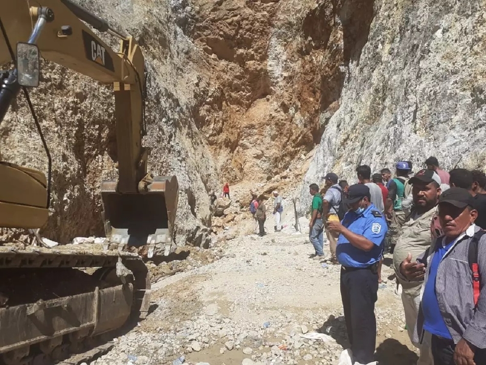 6 mineros artesanales quedan soterrados tras derrumbe en mina de oro 