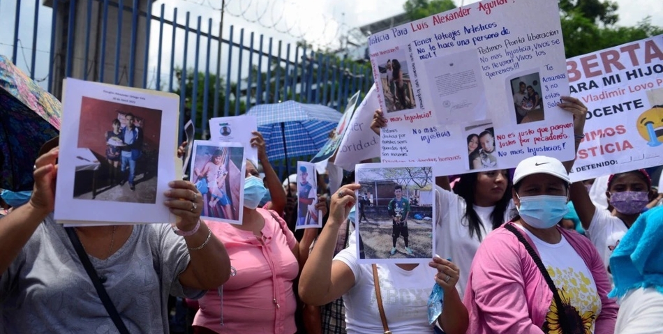 Manifestantes portando fotos y carteles protestaron el martes frente al edificio del Congreso, en San Salvador