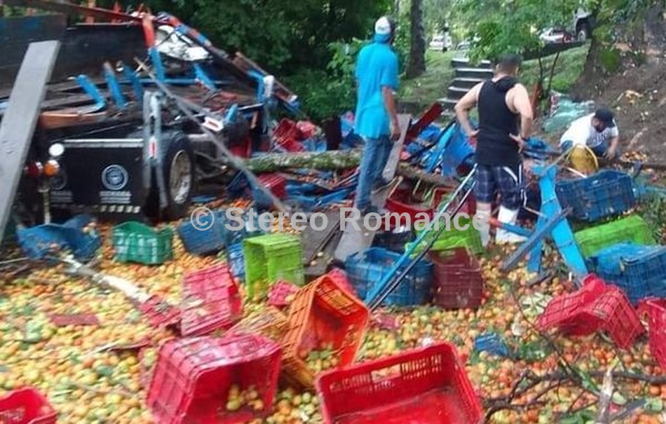 Conductor de camión fallece tras volcarse camión en el que transportaba tomates 