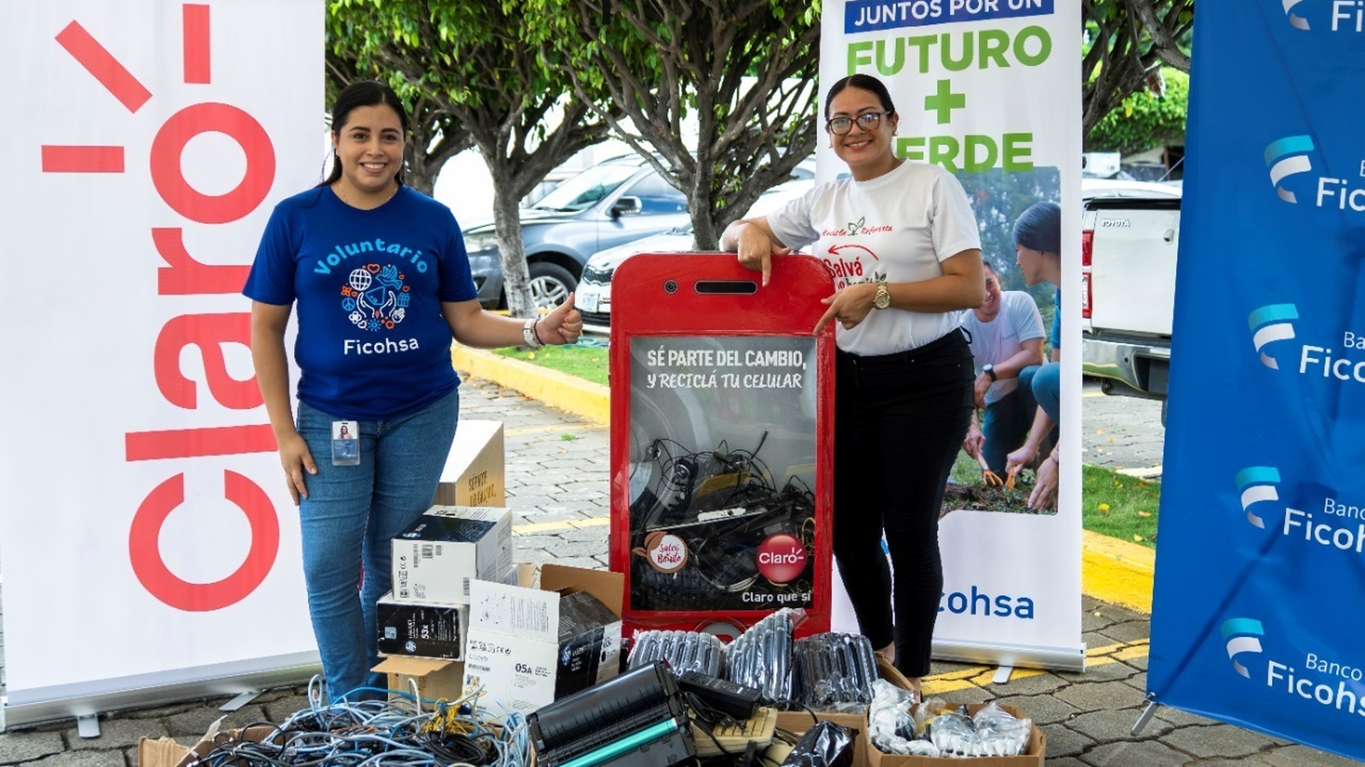 Este año, Claro organizó campañas de reciclaje en empresas de reconocimiento nacional como Banco Ficohsa, quienes se suman a la iniciativa ecoamigable que convertirá la basura electrónica en vida.
