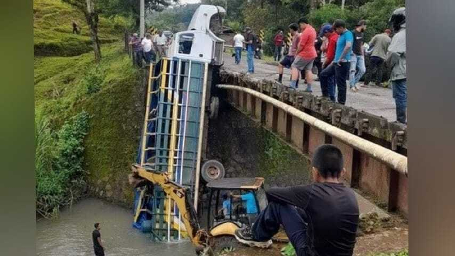 Camión con 37 barriles de combustible quedó parado tras caer desde un puente en el Cuá, Jinotega