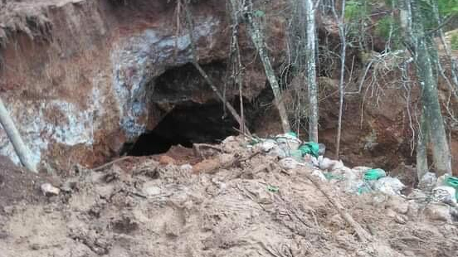 Deslizamiento de tierra deja dos mineros soterrados en Chontales