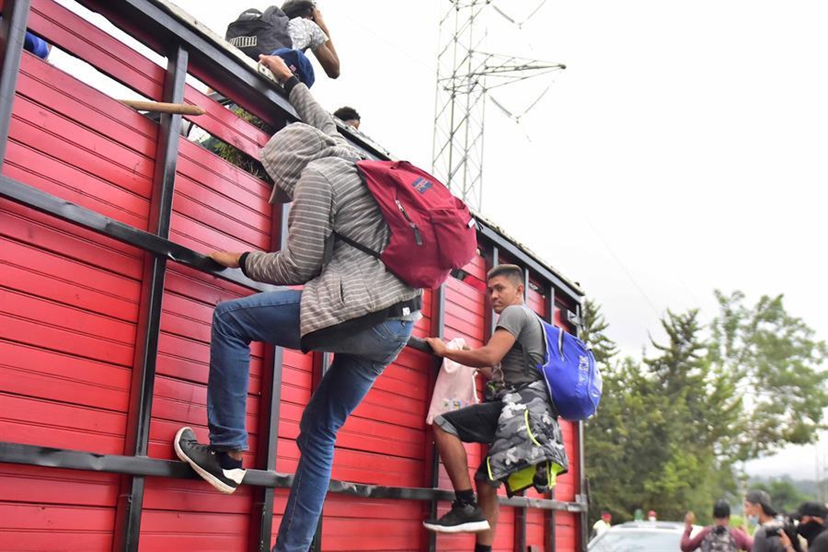 Hallan a 121 migrantes abandonados en un camión en el norte de México, entre ellos nicaragüenses