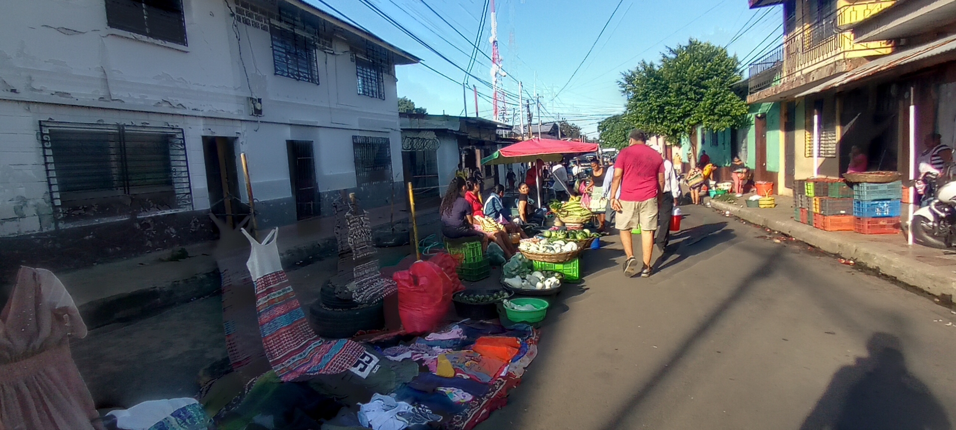 Vendedoras provenientes de comunidades chinandeganas se han instalado en las calles aledañas al mercado central de esa ciudad