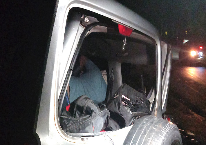 En el interior del Jeep están las víctimas mortales de la curva La Zopilota.