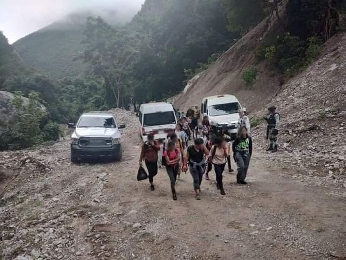 Rescatan a 85 nicaragüenses abandonados en campamento en México